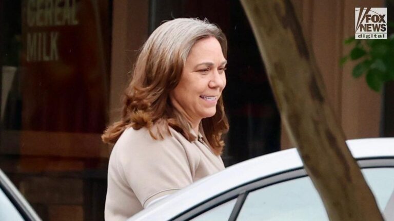 Julie e Todd Chrisley: Reunião Familiar Após Perdão Presidencial de Donald Trump