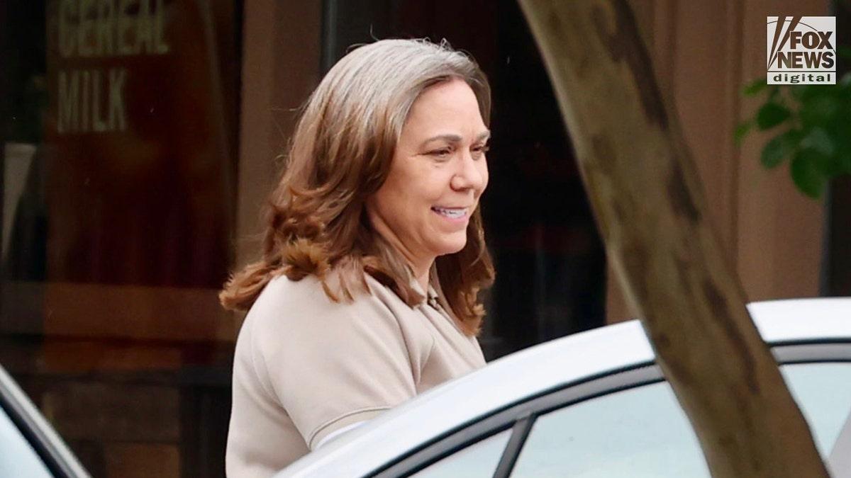 Julie Chrisley vista pela primeira vez após ser perdoada por Donald Trump.