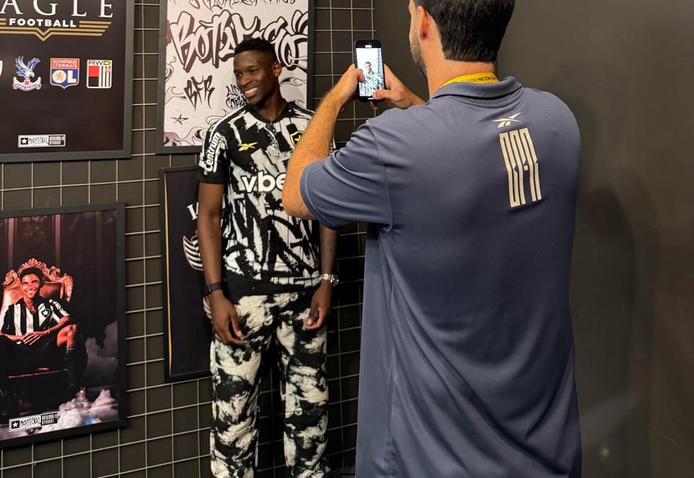 Luiz Henrique posa para fotos no clube