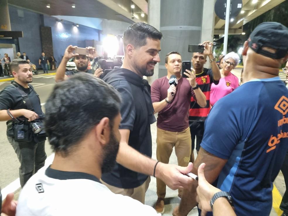 António Oliveira, técnico do Sport, em chegada no Aeroporto do Recife