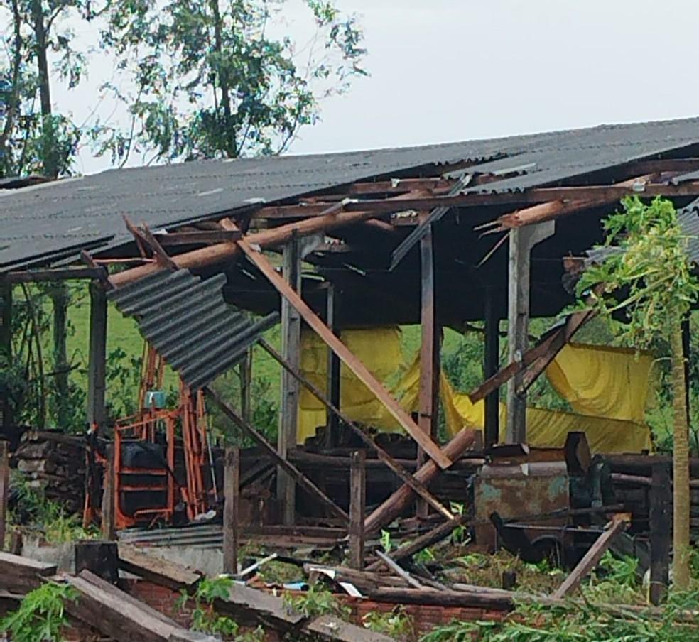 Estragos foram registrados em Palmitos (SC) durante temporal nesta sexta