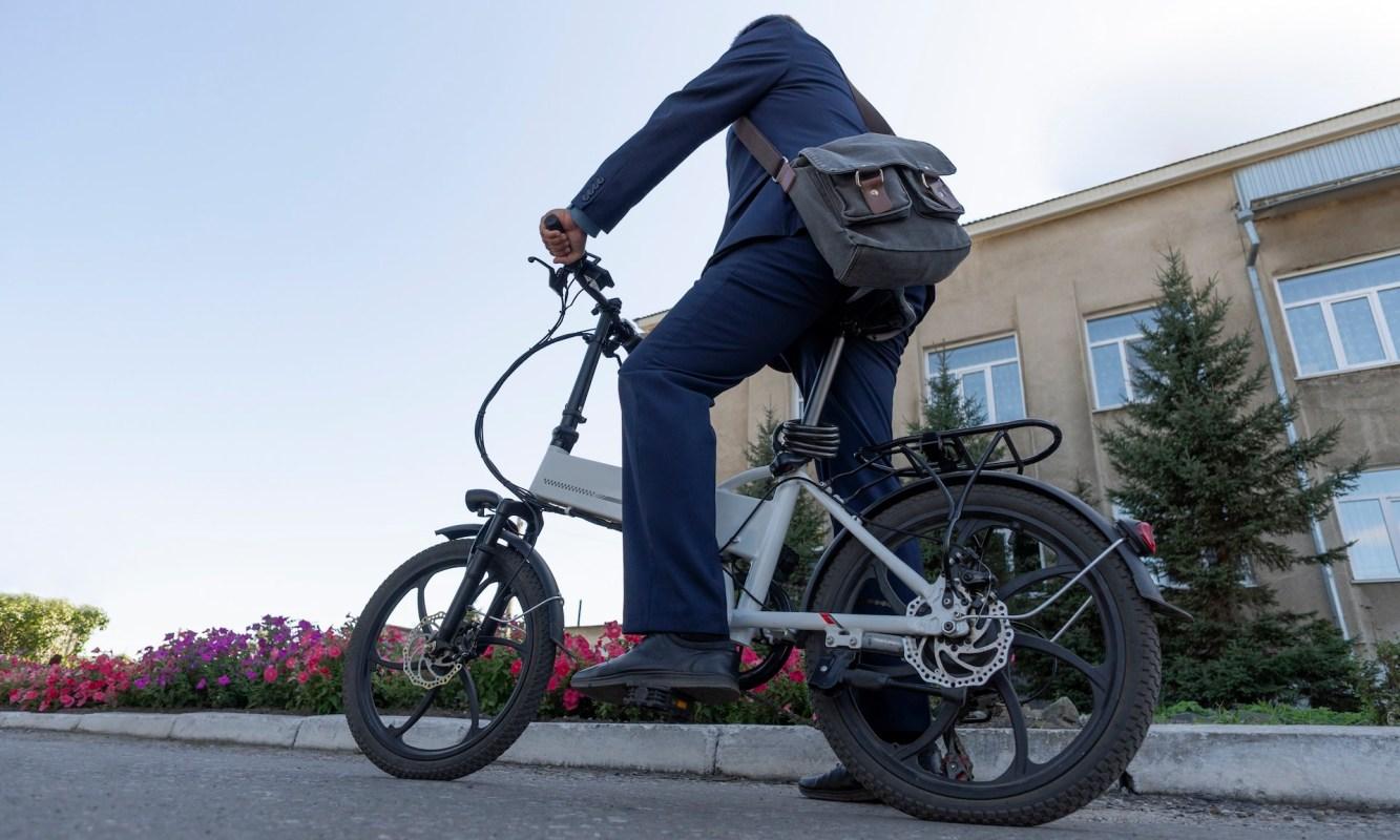 Ciclista feliz utilizando e-bike com comentários sobre experiência