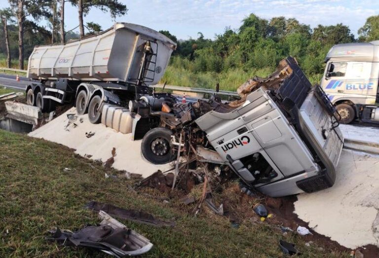 Acidente com carretas causa congestionamento na SP-310 e mobiliza equipes de emergência