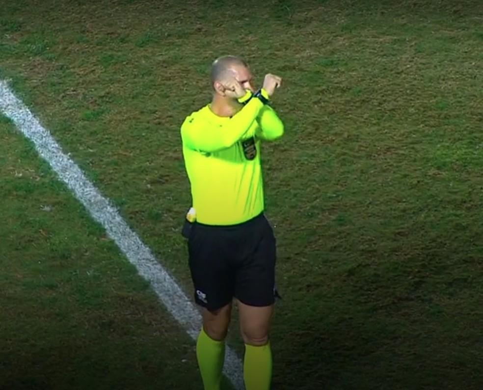 Árbitro Alisson Furtado faz gesto de protocolo antirracista