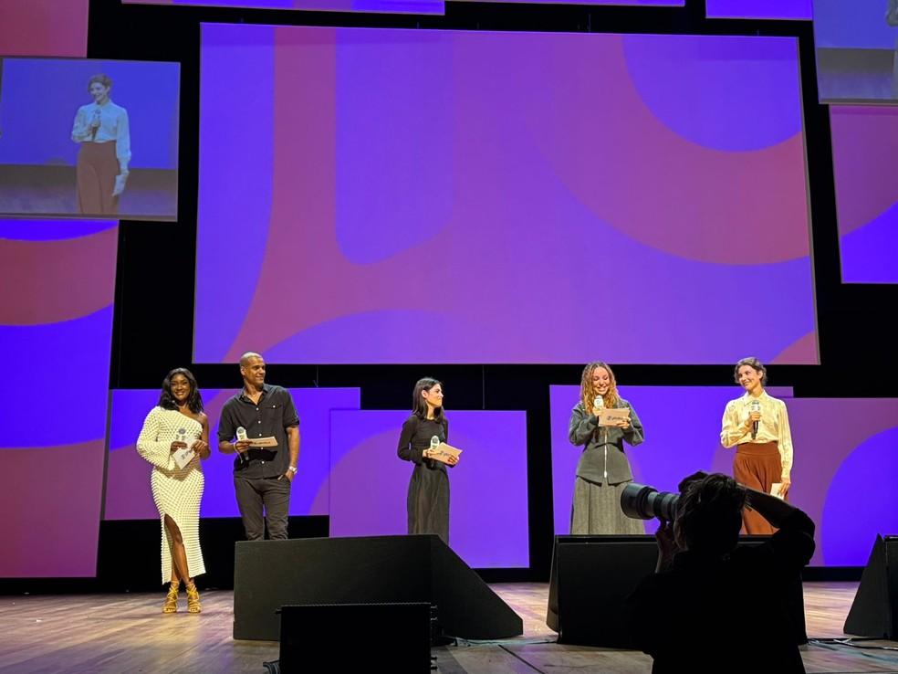 Atores de Arcanjo Renegado, Vermelho Sangue e Dias Perfeitos participam de painel da Globo no Rio2C