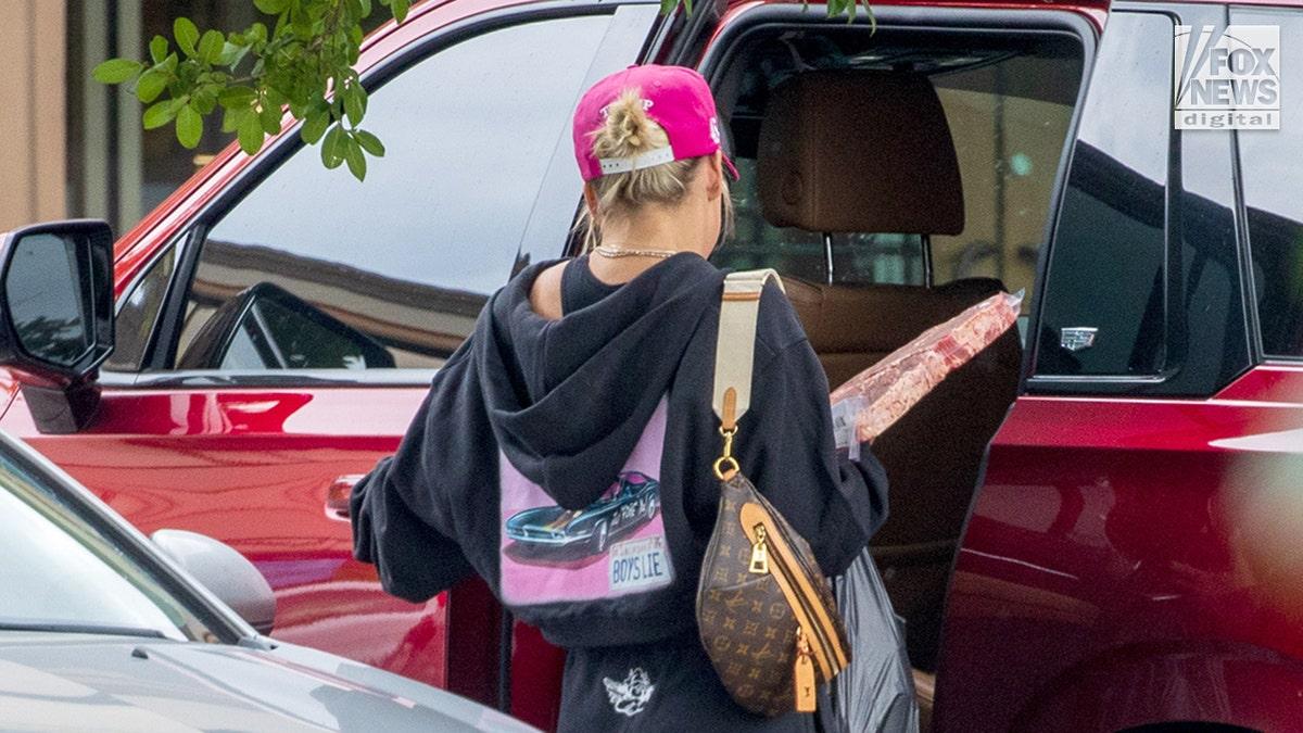 Julie Chrisley se divertindo após ser perdoada por Trump.