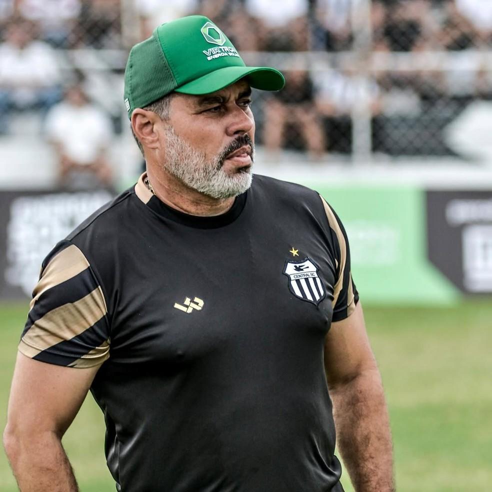 Leandro Sena, técnico do Central