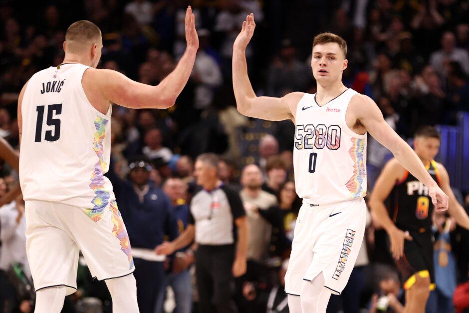 Celebrando Vitória do Denver Nuggets