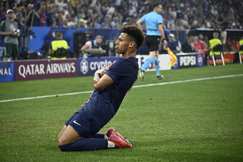 Désiré Doué celebra seu primeiro gol da noite, segundo do PSG na final.