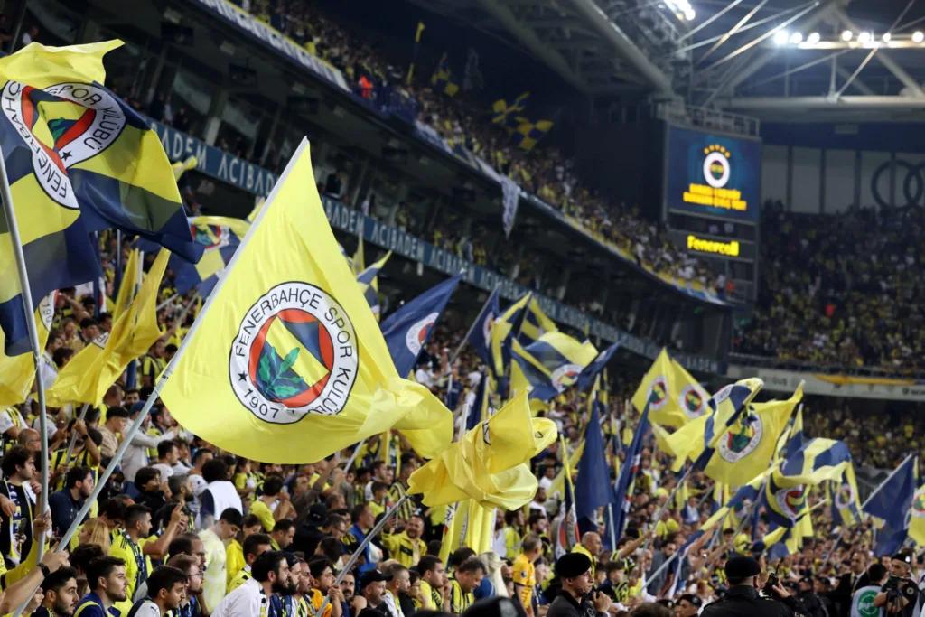 Fenerbahçe e Besiktas se enfrentam neste domingo, 4 de maio