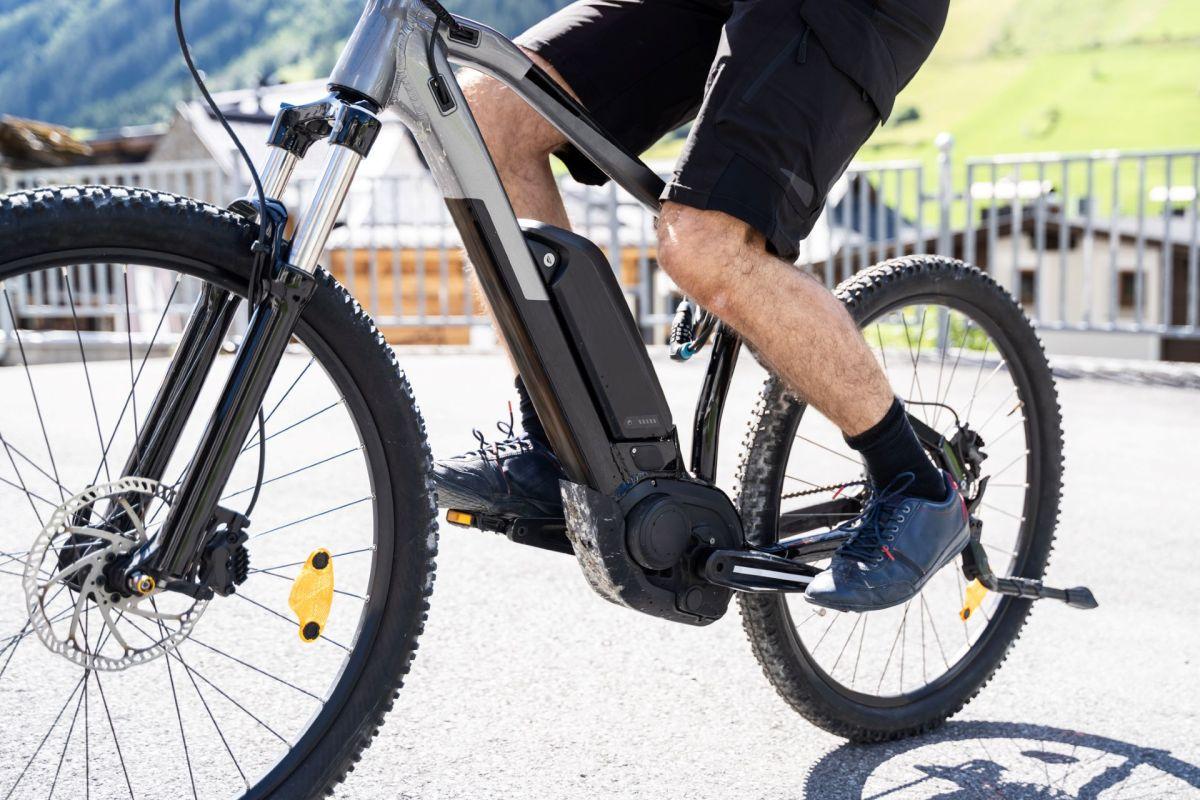 Ciclista alegre utilizando e-bike