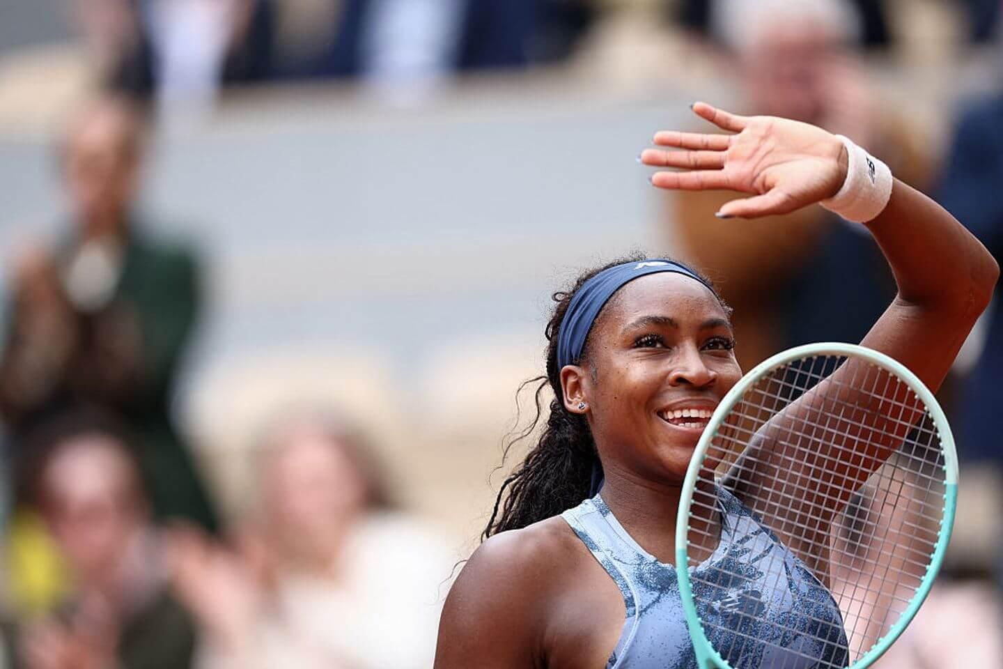 Coco Gauff em ação durante sua partida sem raquetes, mostrando confiança no jogo.