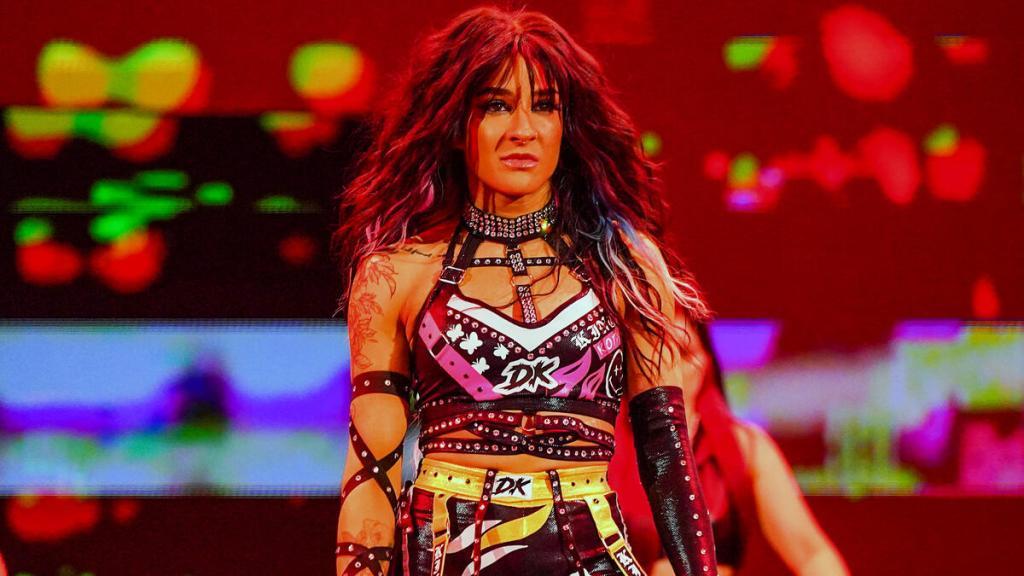 Dakota Kai entrando no ringue da WWE.
