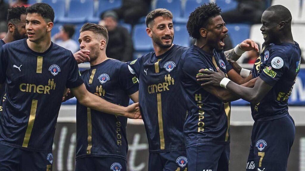 Jogadores do Kasımpaşa em ação durante a Süper Lig