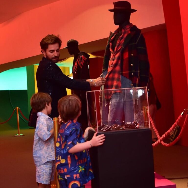 Thales Bretas e Amigos Prestam Homenagens a Paulo Gustavo em Comemoração ao seu Legado