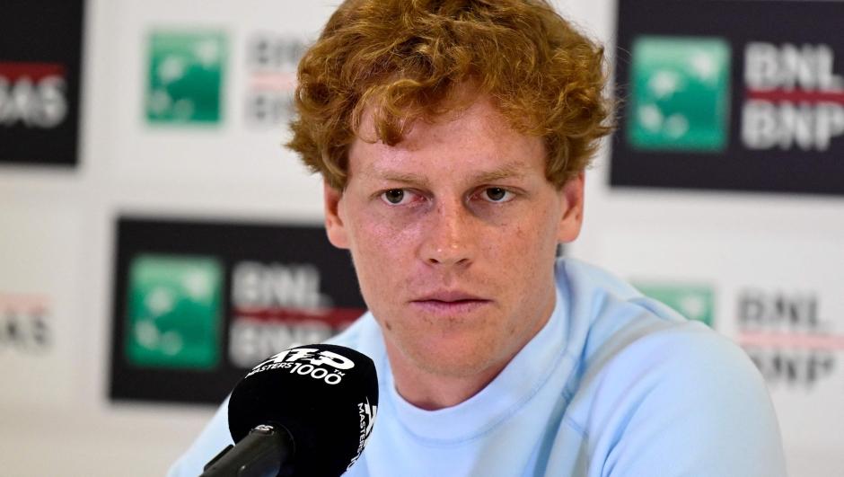 Jannik Sinner durante a conferência de imprensa para os Internazionali d'Italia