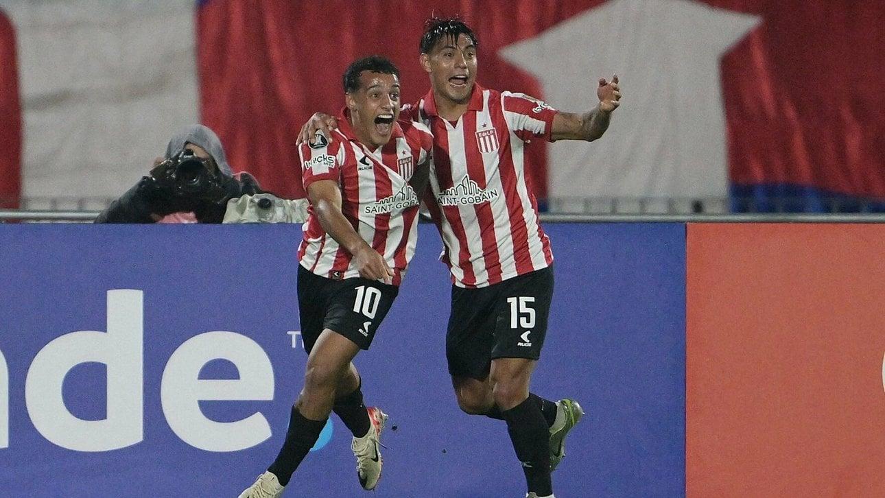 Estudiantes vence Universidad de Chile em Santiago e assume a liderança do grupo do Botafogo