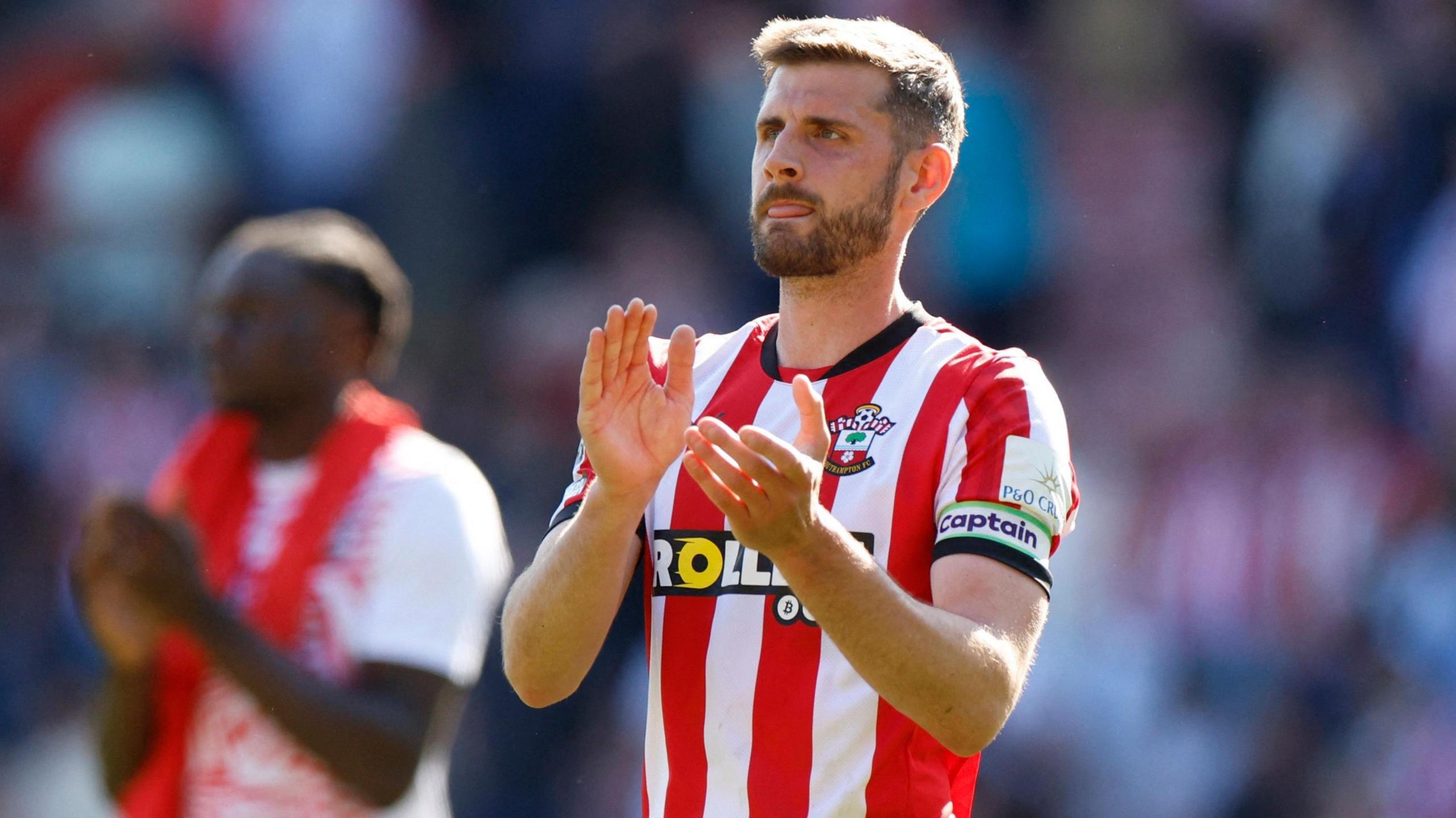 Jack Stephens, defensor do Southampton, em ação durante a partida.