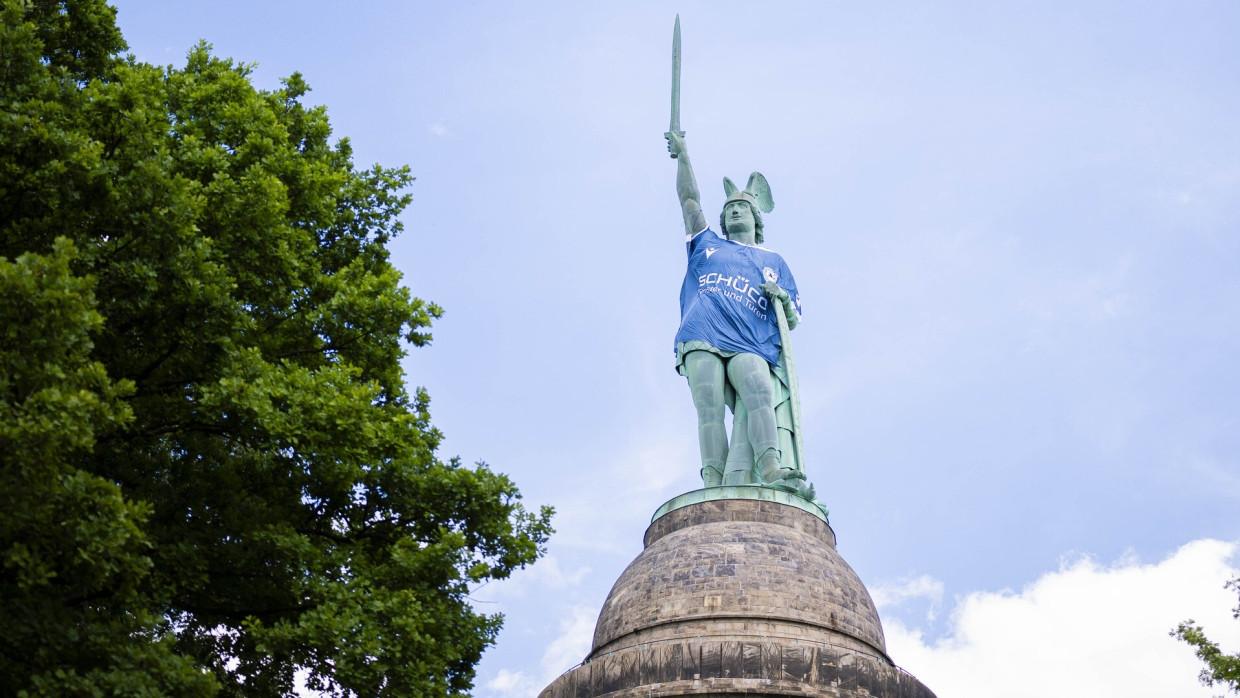 Hermann usando o maior uniforme do Arminia Bielefeld