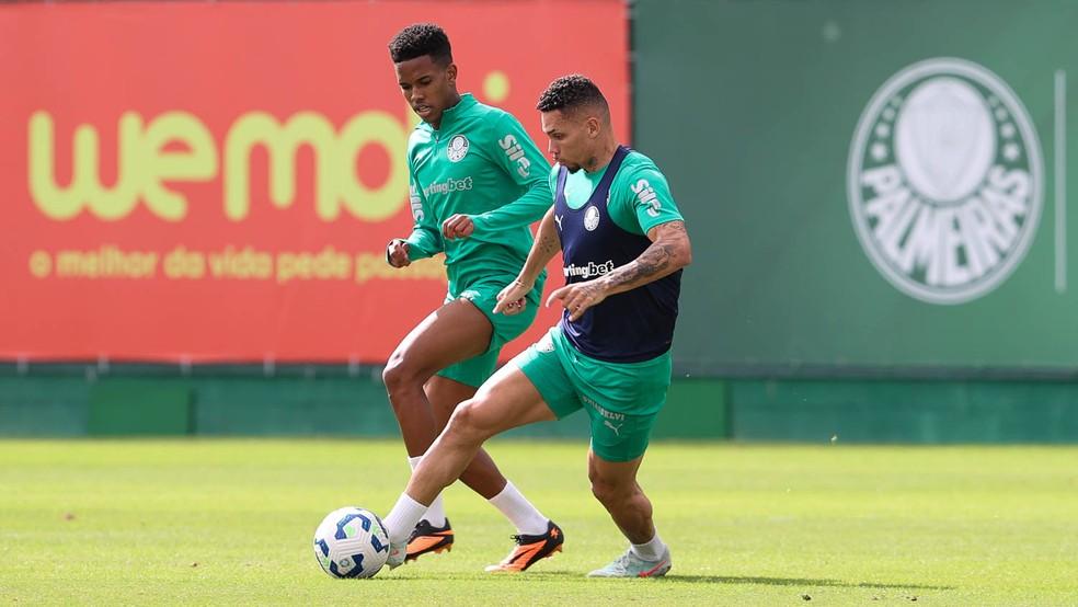 Estêvão e Paulinho durante treino do Palmeiras