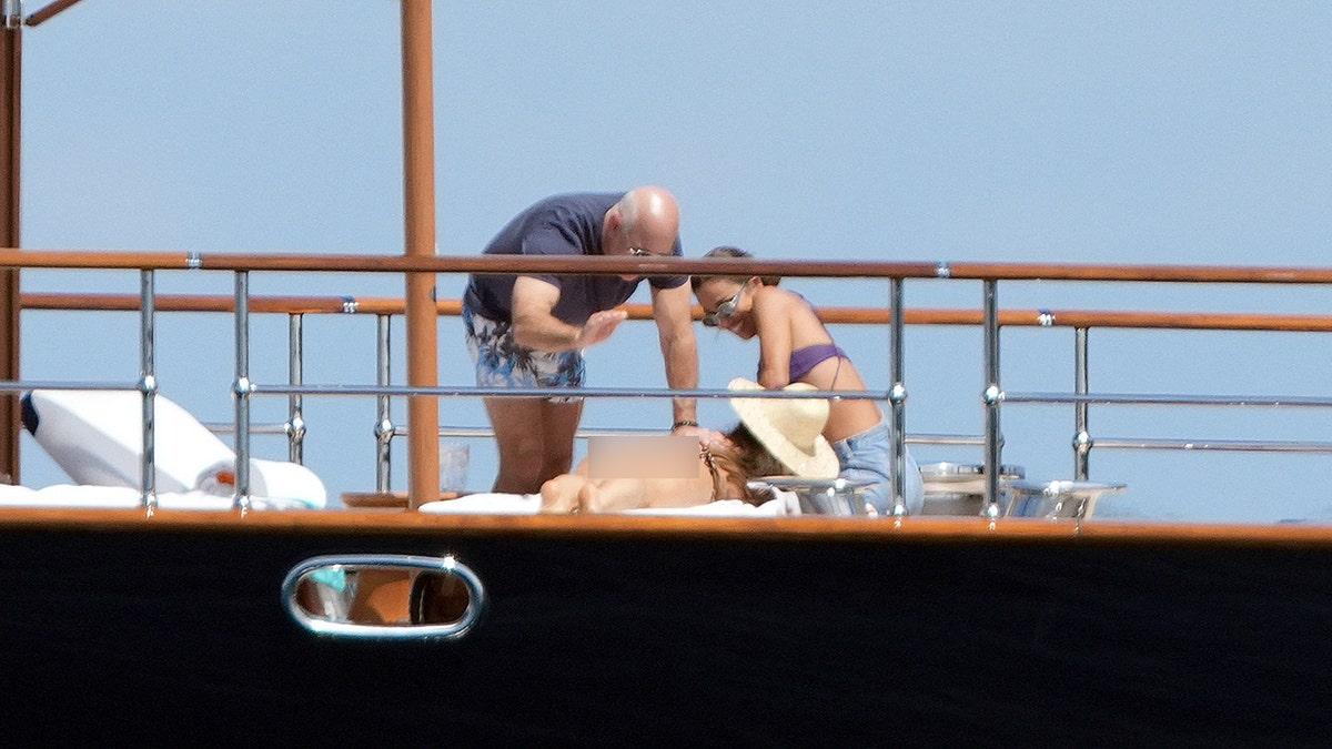 Lauren Sanchez e Jeff Bezos em um barco como parte do momento romântico
