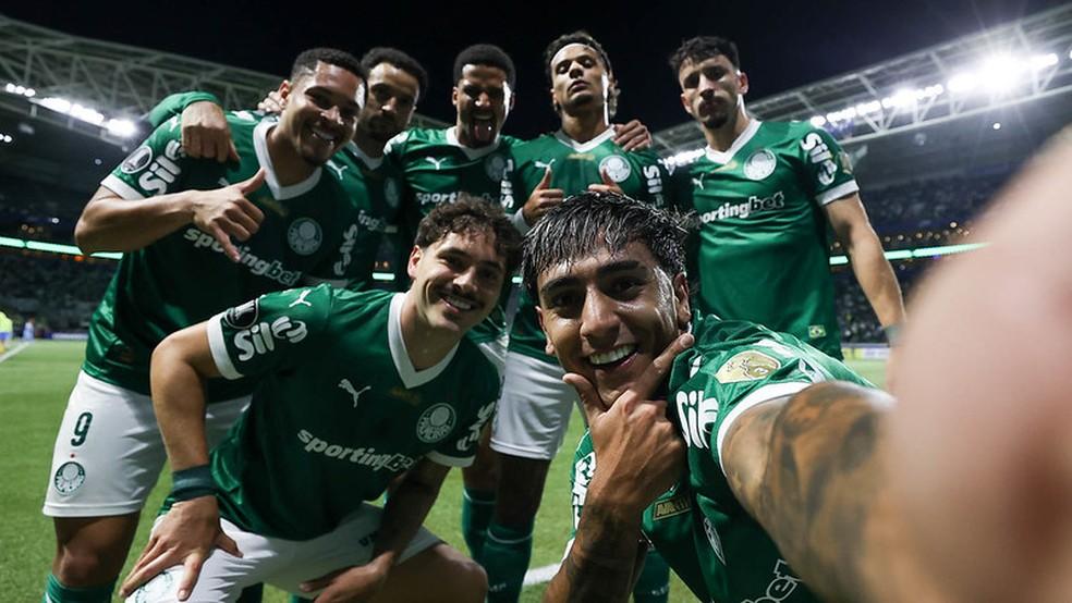 Selfie de Facundo Torres com jogadores do Palmeiras na comemoração do gol contra o Bolívar