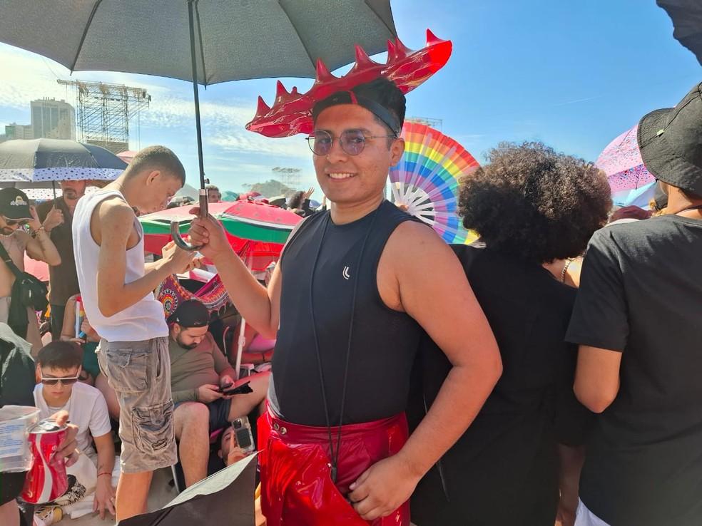 O arquiteto Juan Carlos veio da Bolívia com o noivo e aposta em um look inspirado em Abracadabra para aguardar na grade.