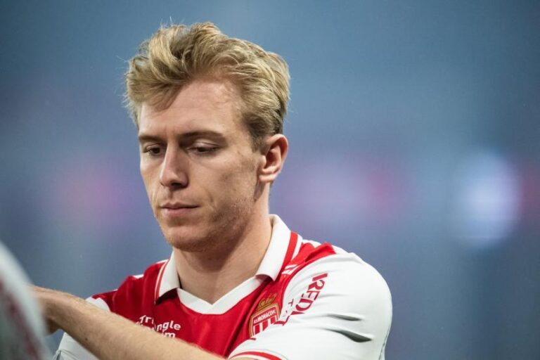 Mika Biereth se machuca e deixa campo durante partida do Monaco