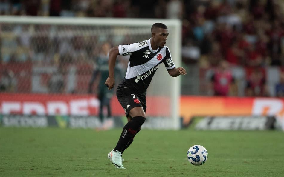 Rayan é titular do Vasco contra o Palmeiras.
