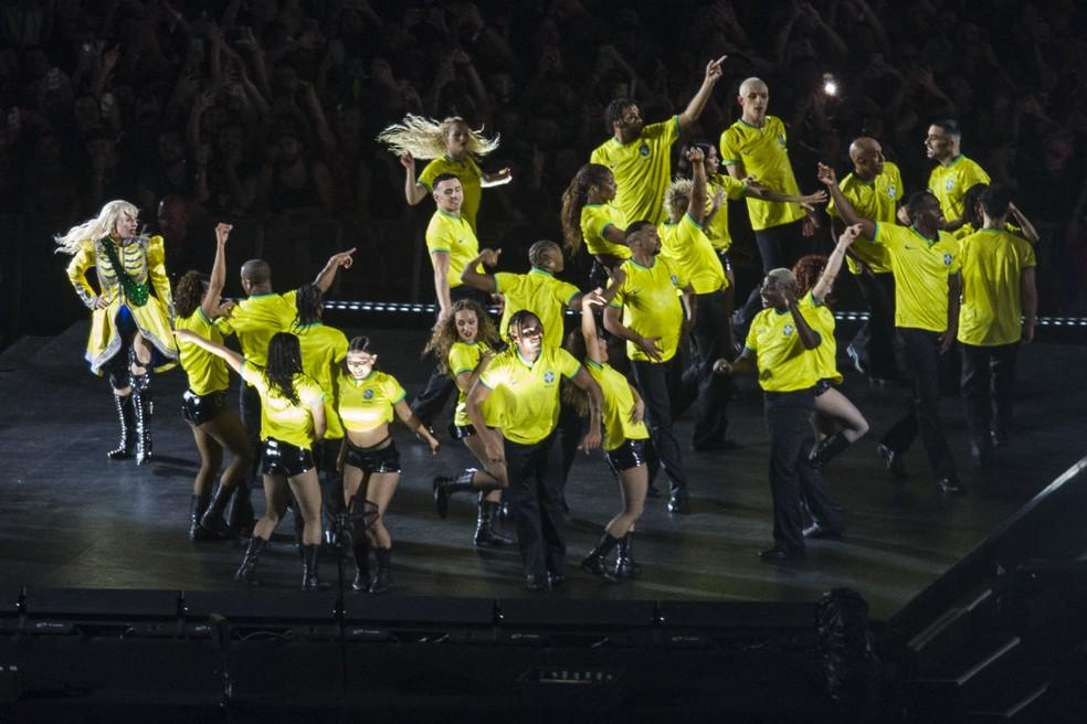 Dançarinos de Lady Gaga com camisas da Seleção Brasileira de futebol no show em Copacabana