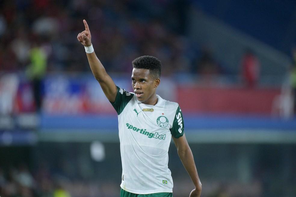 Estêvão comemora gol do Palmeiras contra o Cerro Porteño