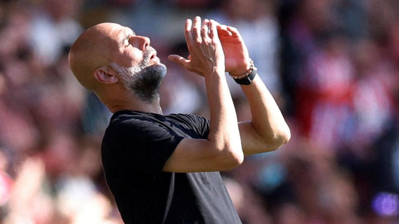 Pep Guardiola, treinador do Manchester City, dá instruções durante a partida.