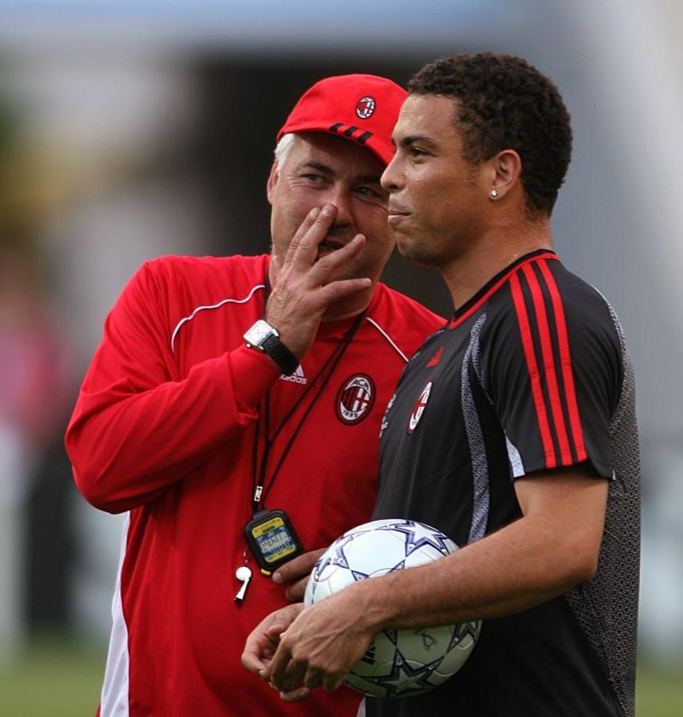 Diálogo entre Carlo Ancelotti e Ronaldo Fenômeno nos tempos de Milan