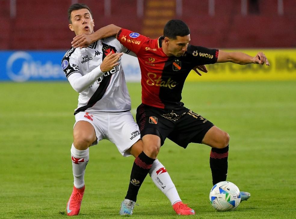 Lucas Piton e Tomas Martinez disputam a bola em Melgar x Vasco