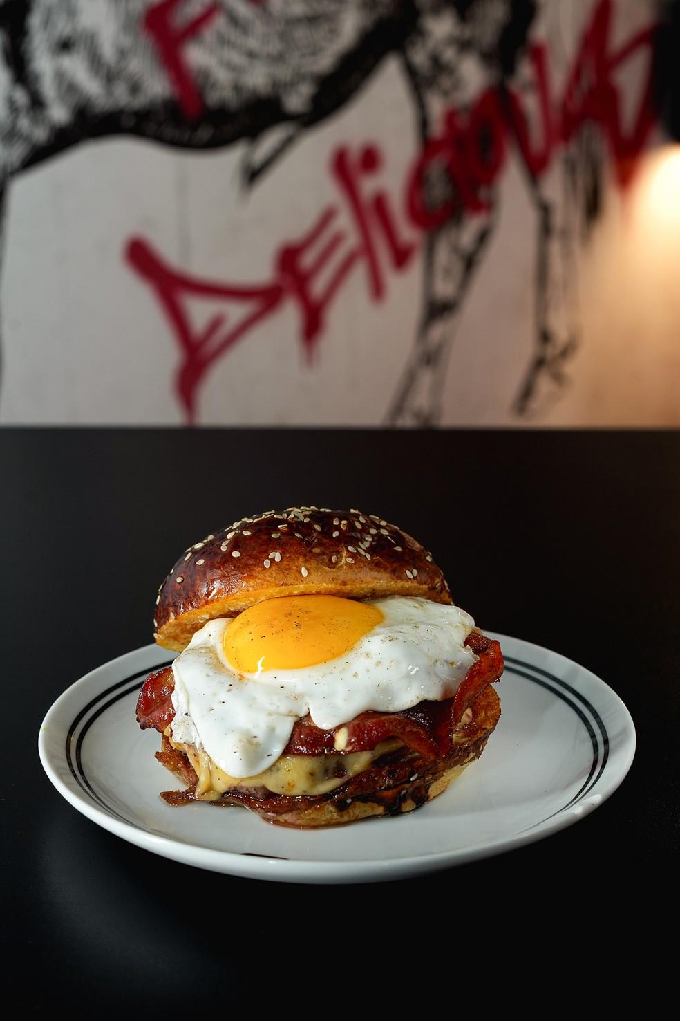 Encarnado: dia do hambúrger