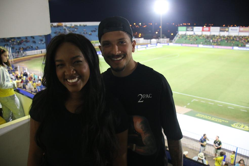 Yuri Lima, quando era volante do Mirassol, ao lado da namorada e cantora Iza