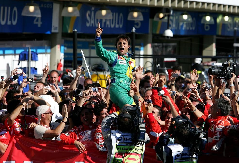 Felipe Massa comemora vitória no GP do Brasil 2006