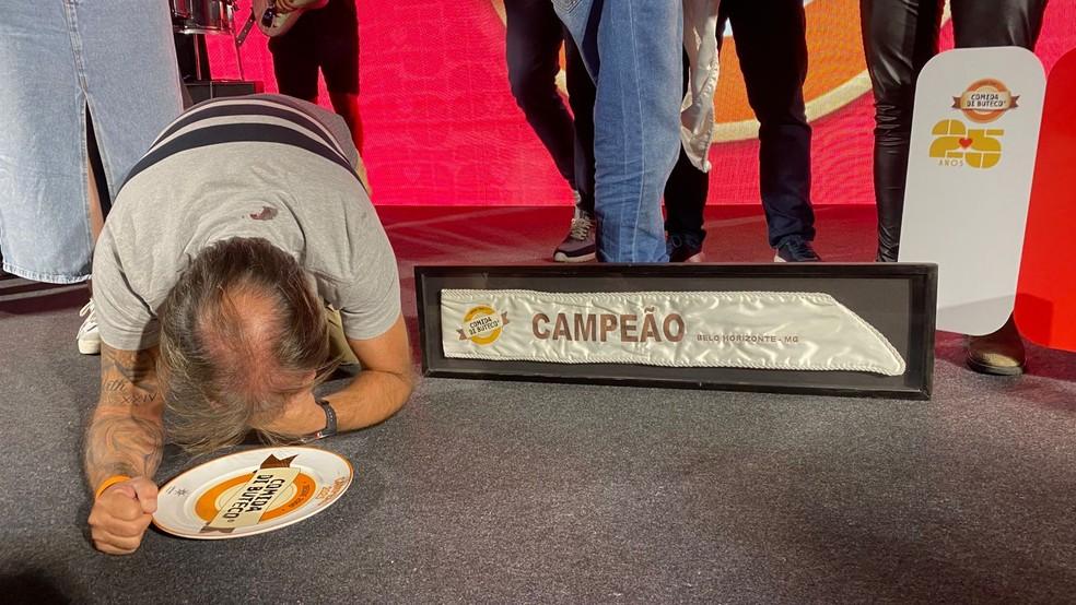 Dono do Espetinho do Paulão ajoelha-se em agradecimento ao prêmio