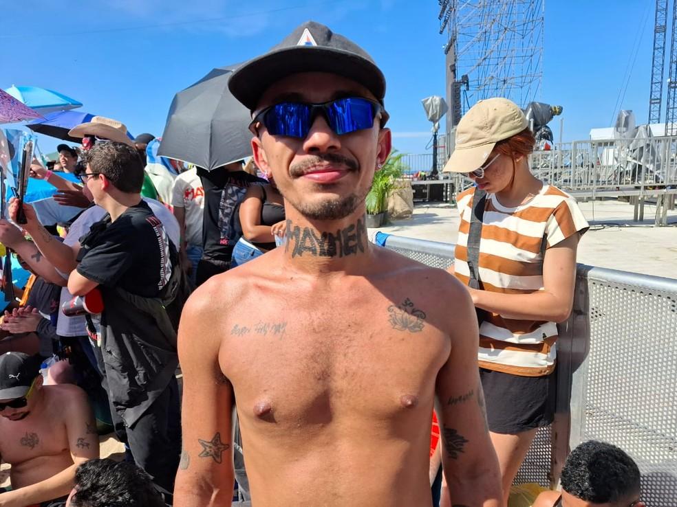 O maquiador Arthur Simeone chegou de madrugada e afirma que as canções de Gaga o ajudaram a superar situações difíceis.