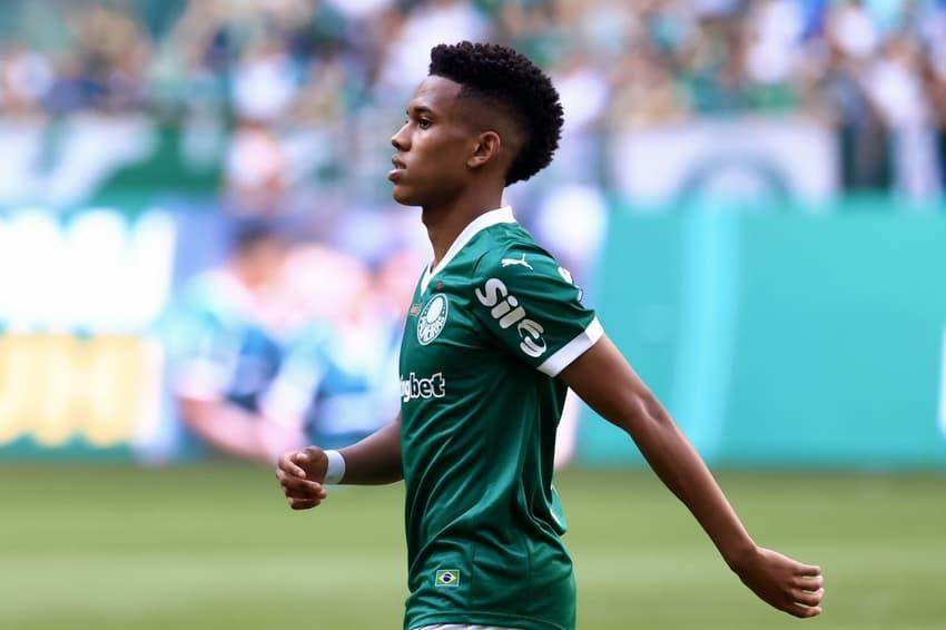 Estêvão jogando pelo Palmeiras contra o Flamengo