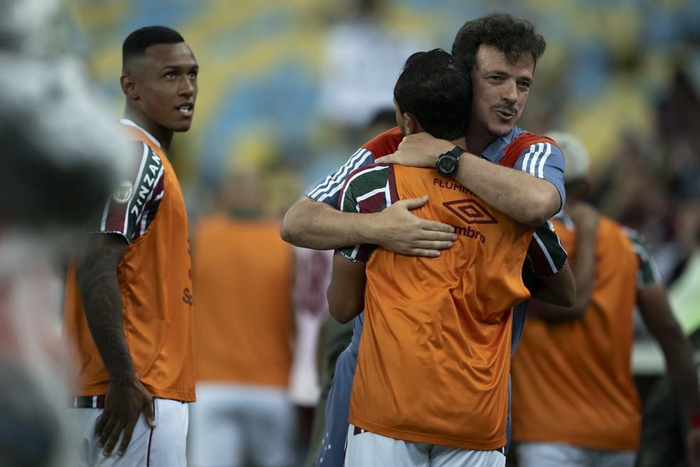 Diniz abraça jogadores do Fluminense antes da partida contra o Cruzeiro