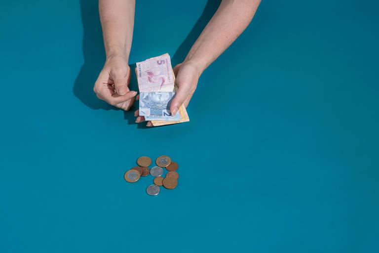 Notas de dinheiro e moedas