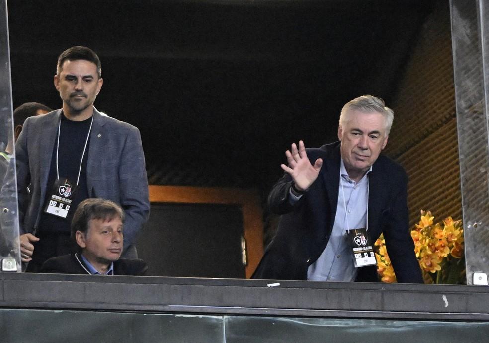 Carlo Ancelotti, técnico da seleção brasileira, e Rodrigo Caetano em Botafogo x Universidad do Chile