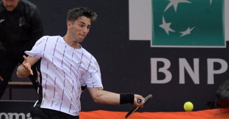 Matteo Gigante e Stefanos Tsitsipas se Preparam para Grande Confronto no Roland Garros