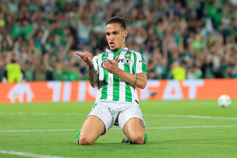 Antony brilha e Real Betis conquista vitória na semifinal da Conference League