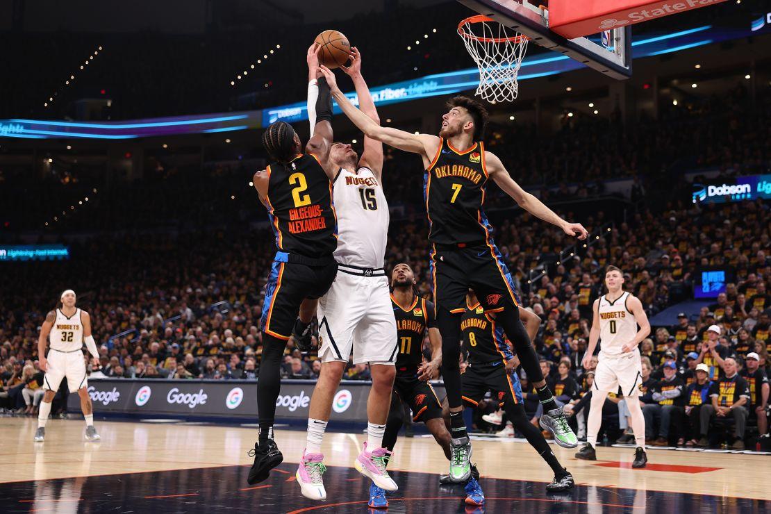 Jokić (No. 15) teve mais uma performance dominante para o Nuggets contra o Thunder.