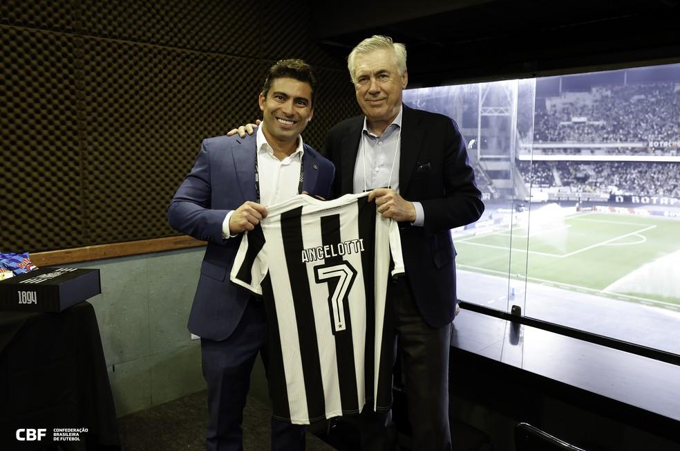 Ancelotti recebe camisa do Botafogo de Thairo Arruda