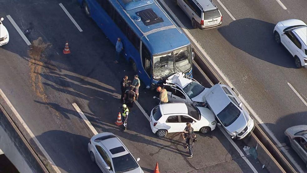 Acidente envolvendo um ônibus, cinco carros e duas motos seguida de um capotamento.