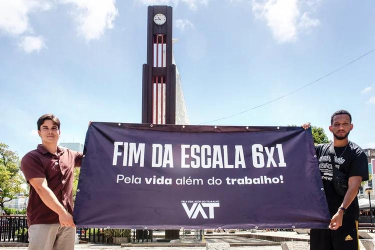Vereador Gabriel Aguiar e Rick Azevedo em ato contra a escala 6x1