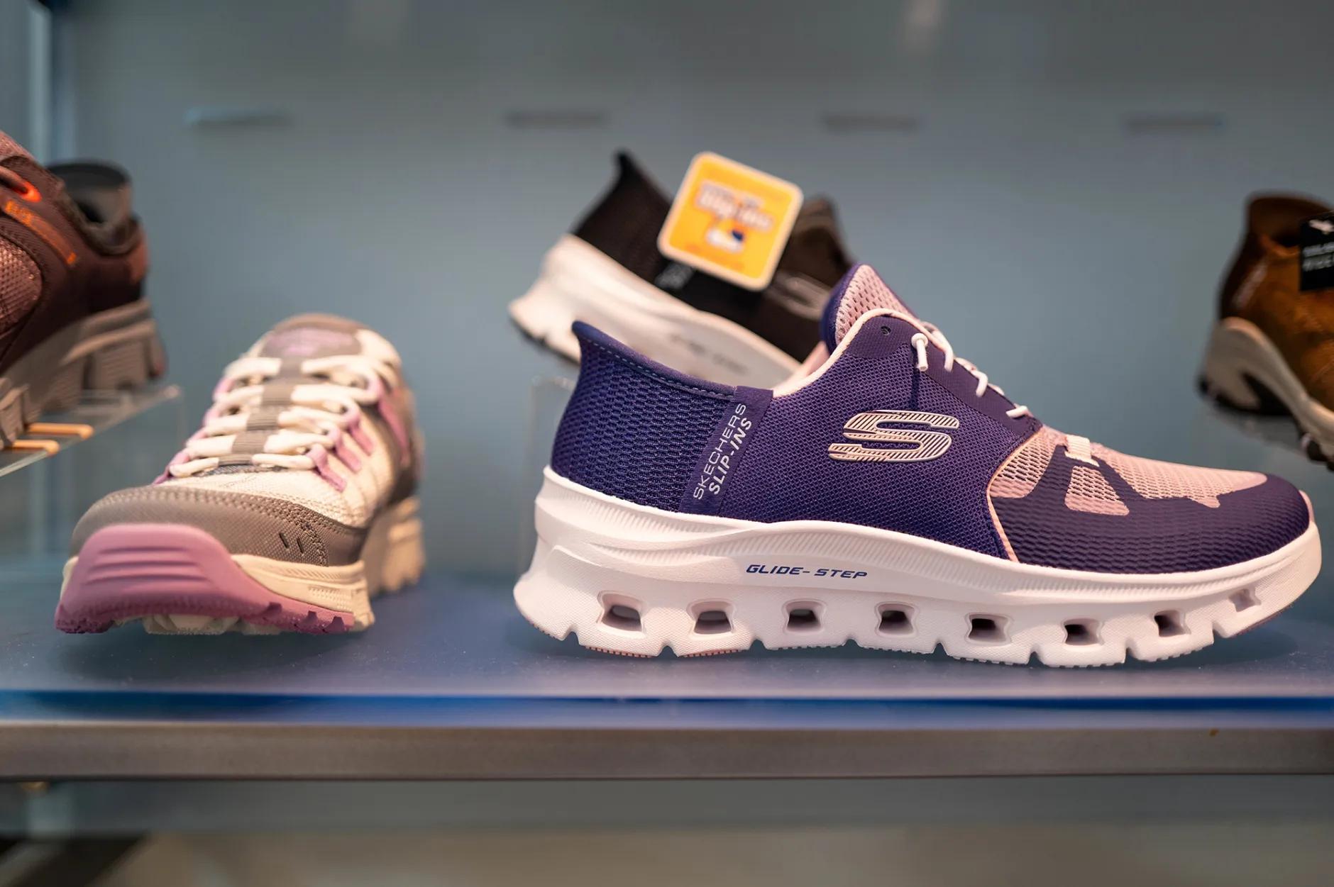 Calçados da Skechers em exposição na loja, em Austin, Texas.